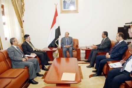 نائب الرئيس لدى استقباله وفد الاتحاد العام للطلاب العرب أمس